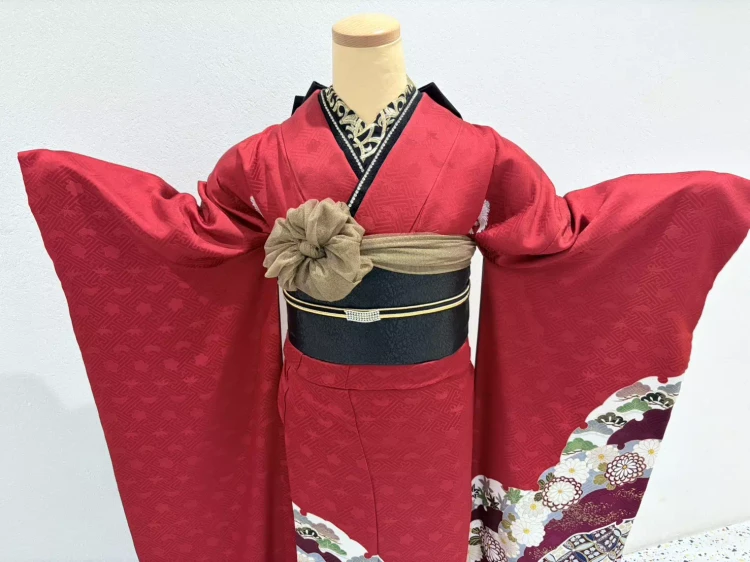 TAKAZEN姫路店の赤地のシンプルでカッコイイ振袖コーデ。赤×黒のヴィンテージスタイル