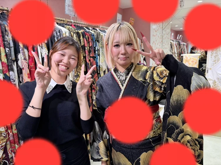 たつの市で2028年成人の黒ゴールドの薔薇柄モード系振袖姫ちゃんのご紹介。