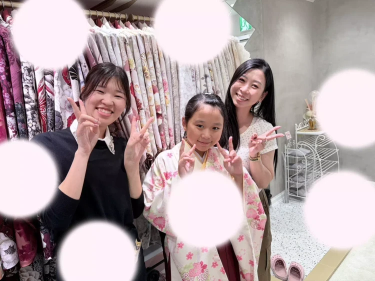 TAKAZEN姫路店のピンク色小振袖にエンジ色袴コーデの小学校卒業式のお嬢様