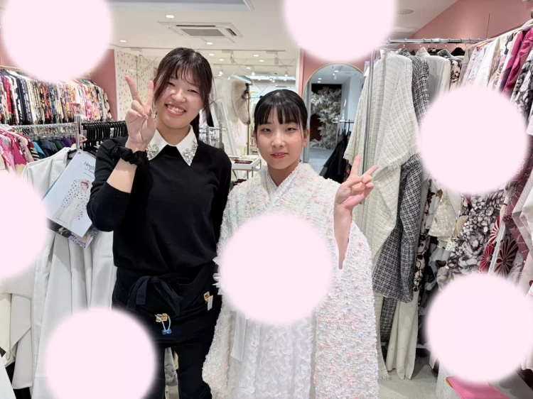 TAKAZEN姫路店の白色と紺色の片身代わりの正統派古典袴