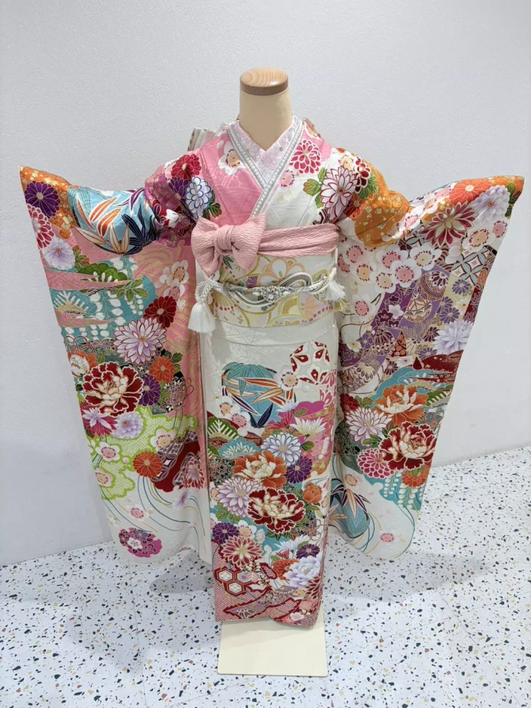 白地×カラフル古典柄の 振袖をご紹介