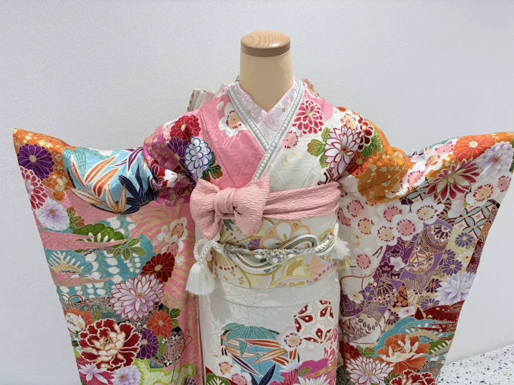 白地×カラフル古典柄の 振袖をご紹介
