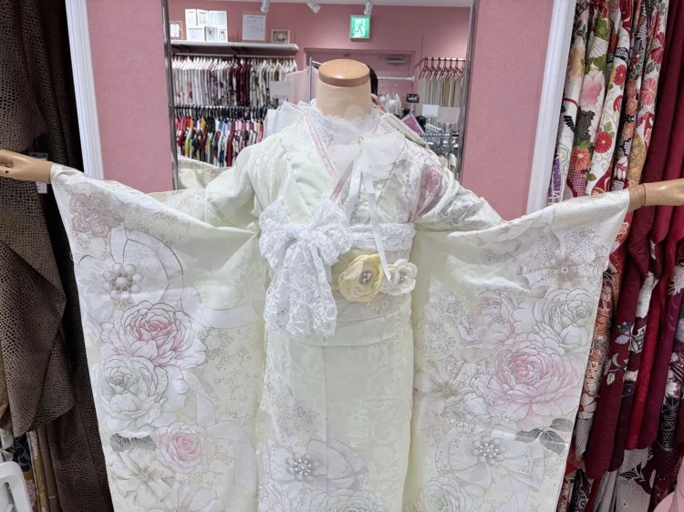 TAKAZENオリジナル、ヘップバーンシリーズのパステルイエローの振袖をご紹介💫