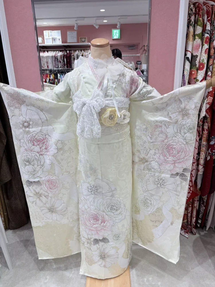 TAKAZEN姫路店のタカゼンオリジナルのヘップバーンシリーズのパステルイエローのお振袖