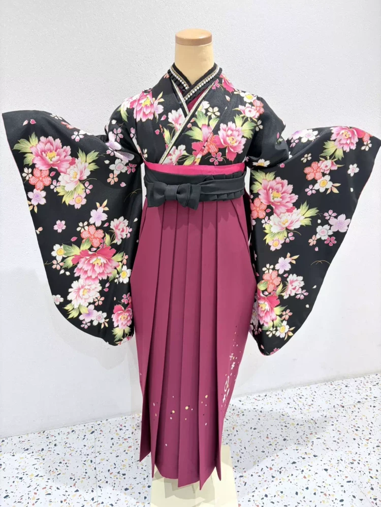 大人可愛い 黒×ピンクの袴コーディネートをご紹介