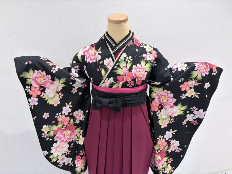 大人可愛い 黒×ピンクの袴コーディネートをご紹介