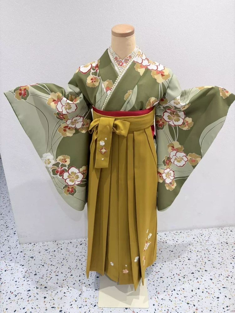 ち着いたカーキグリーンが 魅力の二尺袖