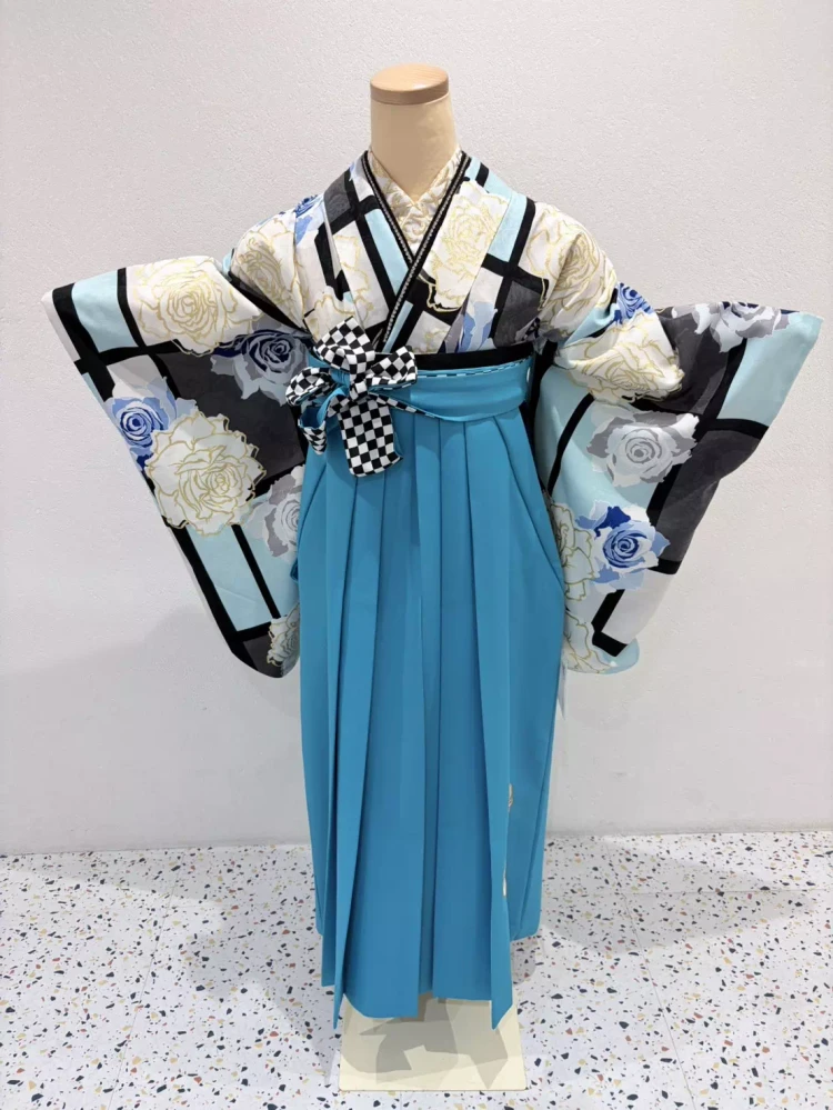鮮やかなブルーが主役の モダン袴コーデ