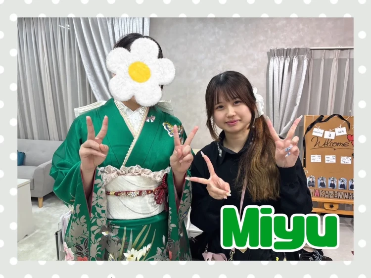TAKAZEN奈良店で緑色の振袖に今どきの小物を合わせたママ振袖コーデをご契約されたお客様の写真