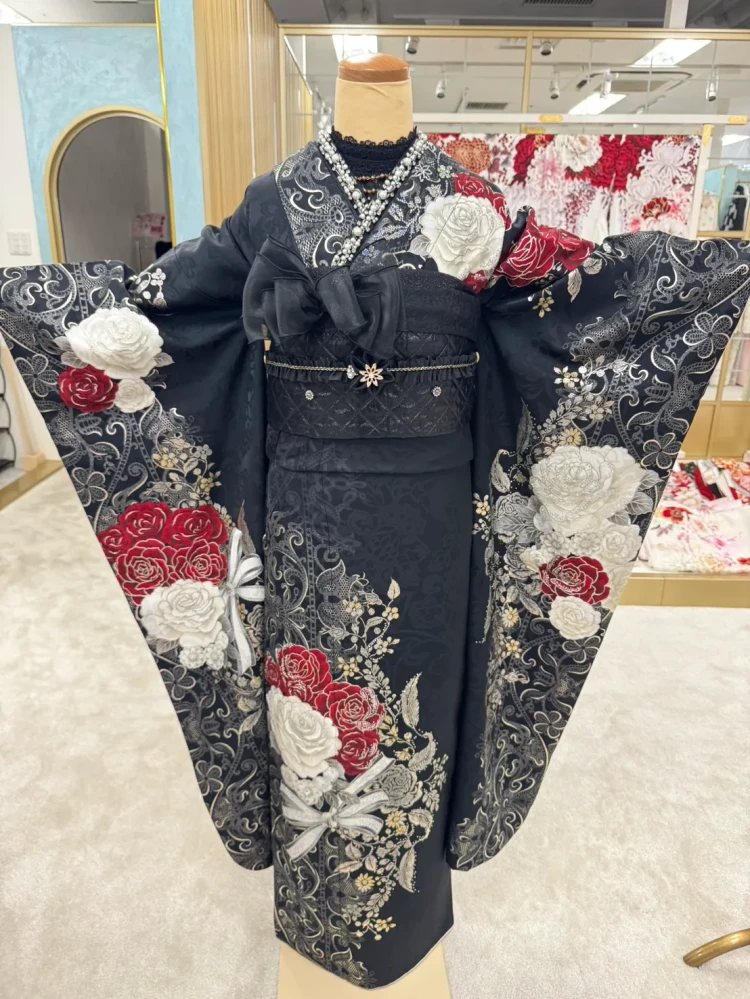 黒地に赤白の薔薇と繊細な柄が描かれた華やかな振袖コーディネート