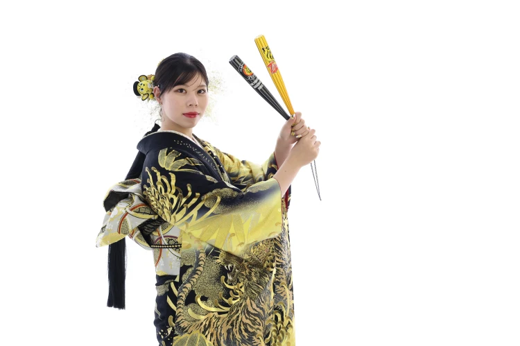 TAKAZEN東京表参道店Flagshipで推し球団のグッズを持って前撮り撮影をしたお客様のご紹介。