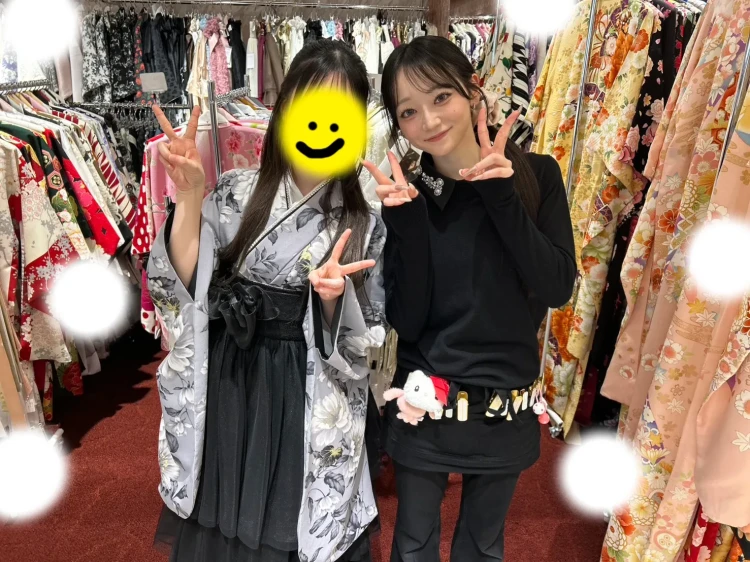 TAKAZEN東京表参道店Flagshipでくすみグレーの古典の小振袖と黒のドレス袴をご契約いただいたお嬢さまのご紹介。