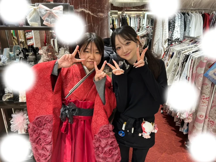 TAKAZEN東京表参道店Flagshipでの赤のヘップバーンシリーズのローズ柄の袴コーデをご契約いただいたお客様の紹介。