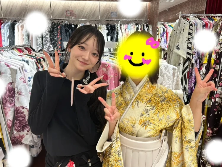 TAKAZEN東京表参道店Flagshipで黄色のミモザの小振袖とクリーム色の刺繡袴をご契約いただいたお客様の紹介。