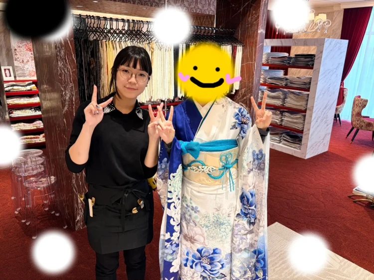 TAKAZEN東京表参道店Flagshipで青色の古典柄の振袖をご契約いただいたお客様の紹介。