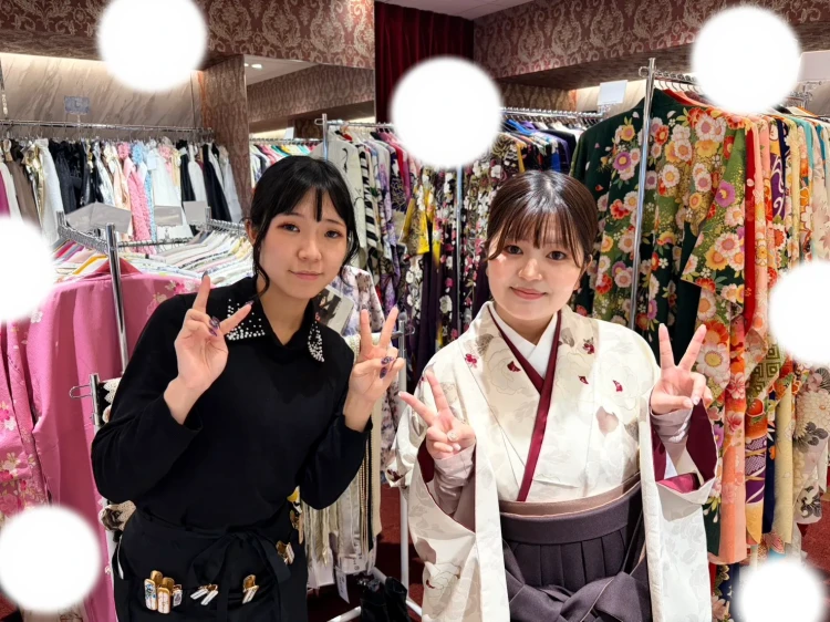 TAKAZEN東京表参道店Flagshipでガーリーなくすみカラー袴をご契約いただいたお客様の紹介。