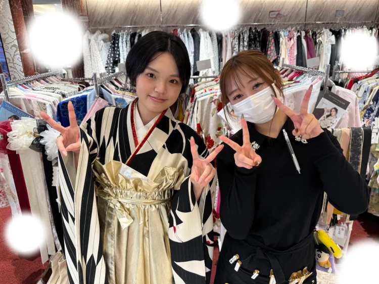 TAKAZEN東京表参道店Flagshipでゴールドのレトロの袴コーデをご契約いただいたお客様の紹介。