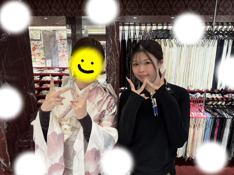 TAKAZEN東京表参道店Flagshipでモードのキラキラピンクのお振袖をフォトプランでご契約いただいたお客様の紹介。