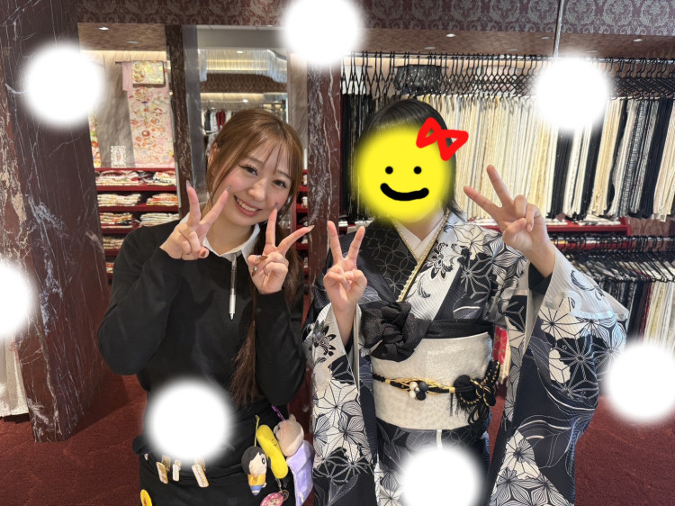TAKAZEN東京表参道店Flagshipで黒シルバーのヴィンテージの振袖をフォトプランでご契約いただいたお客様の紹介。