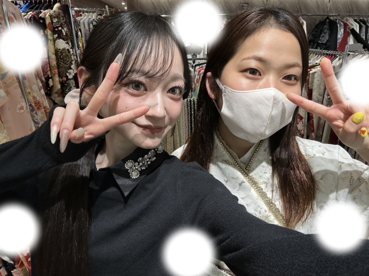 TAKAZEN東京表参道店Flagshipでの白っぽいくすみカラーの袴コーデをレンタルでご契約いただいたお客様の紹介。