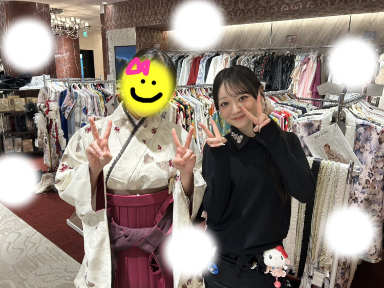 TAKAZEN東京表参道店Flagshipでの赤色の淡いくすみカラーの袴コーデをレンタルでご契約いただいたお客様の紹介。
