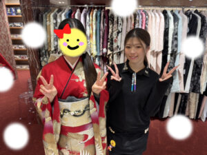 TAKAZEN東京表参道店Flagshipで赤地で鶴の古典柄振袖をご契約いただいたフォトプランのお客様の紹介。